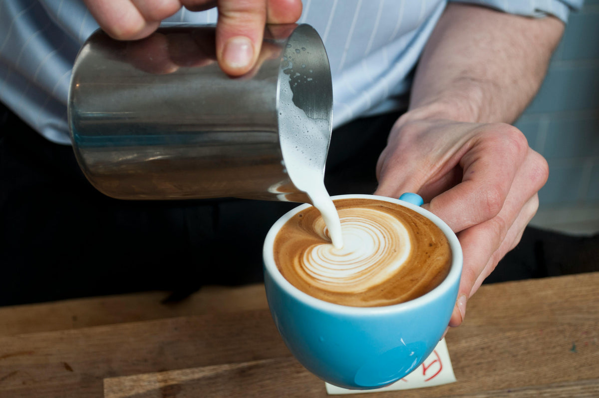 Latte Art : comment dessiner un cœur parfait dans votre café — Guide café de spécialité Coffao